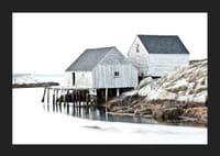 Fotografía de dos edificios de madera gris junto a los acantilados y el agua.-5