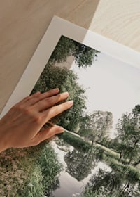 Fotografi av gammal roddbåt bland gräs vid lugn å-9