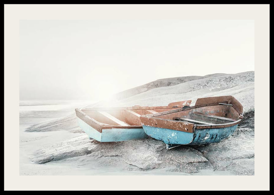 Fotografi av två slitna träbåtar på ljus klipphäll-12