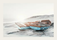 Fotografi av två slitna träbåtar på ljus klipphäll-3