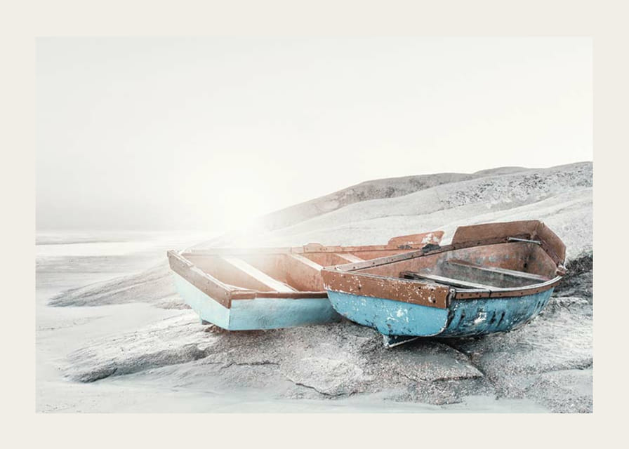 Fotografi av två slitna träbåtar på ljus klipphäll-12