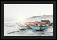 Fotografi av två slitna träbåtar på ljus klipphäll-4