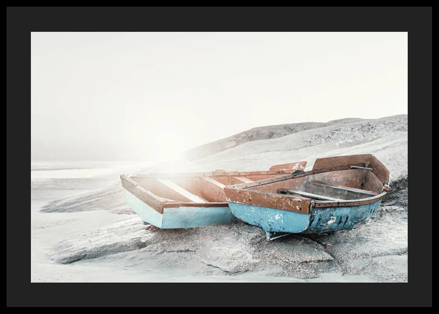 Fotografi av två slitna träbåtar på ljus klipphäll-12