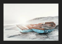 Fotografi av två slitna träbåtar på ljus klipphäll-5