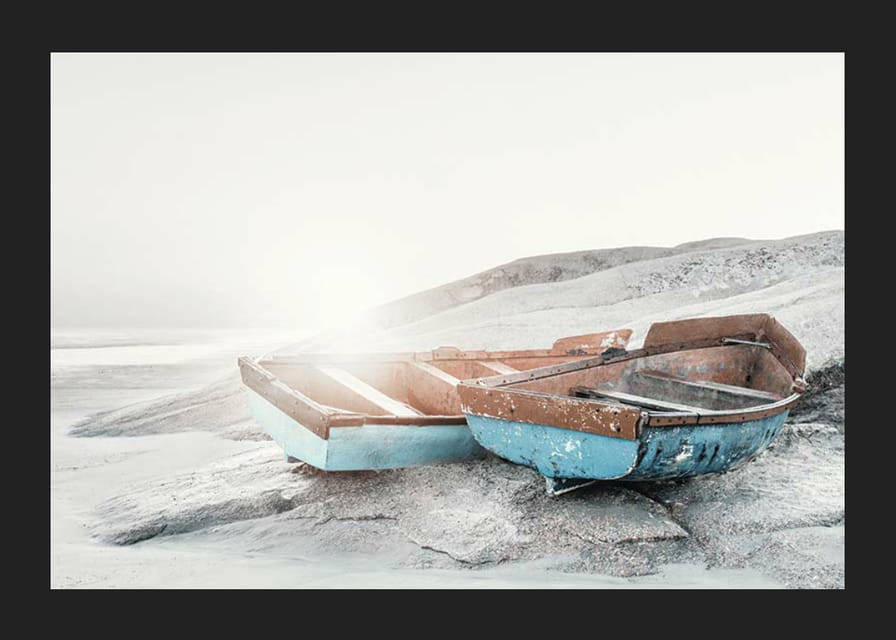 Fotografi av två slitna träbåtar på ljus klipphäll-12