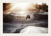 Fotografi af skateboarder i betonpark med modlys-3