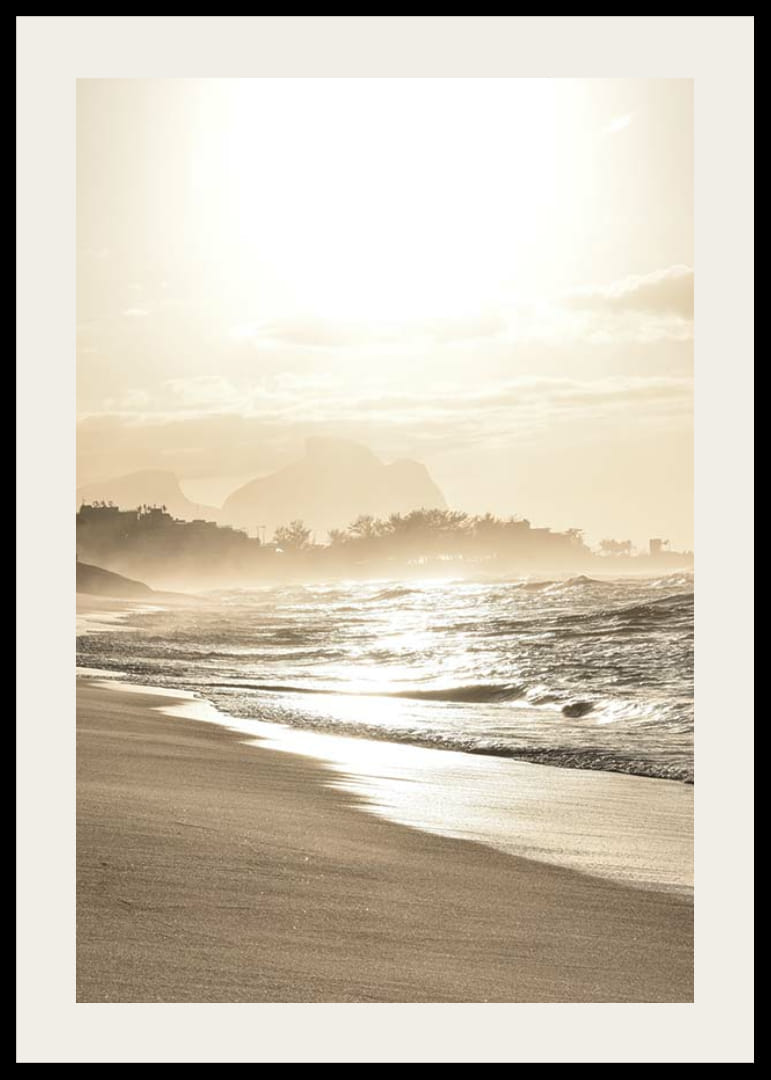 Fotografická pobrežná krajina s plážou, morom a protisvetlom v teplých tónoch-12