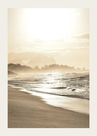 Fotografická pobrežná krajina s plážou, morom a protisvetlom v teplých tónoch-3