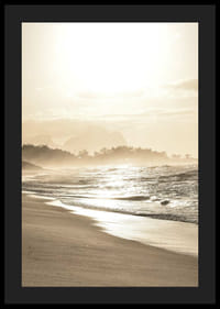 Fotografická pobrežná krajina s plážou, morom a protisvetlom v teplých tónoch-4