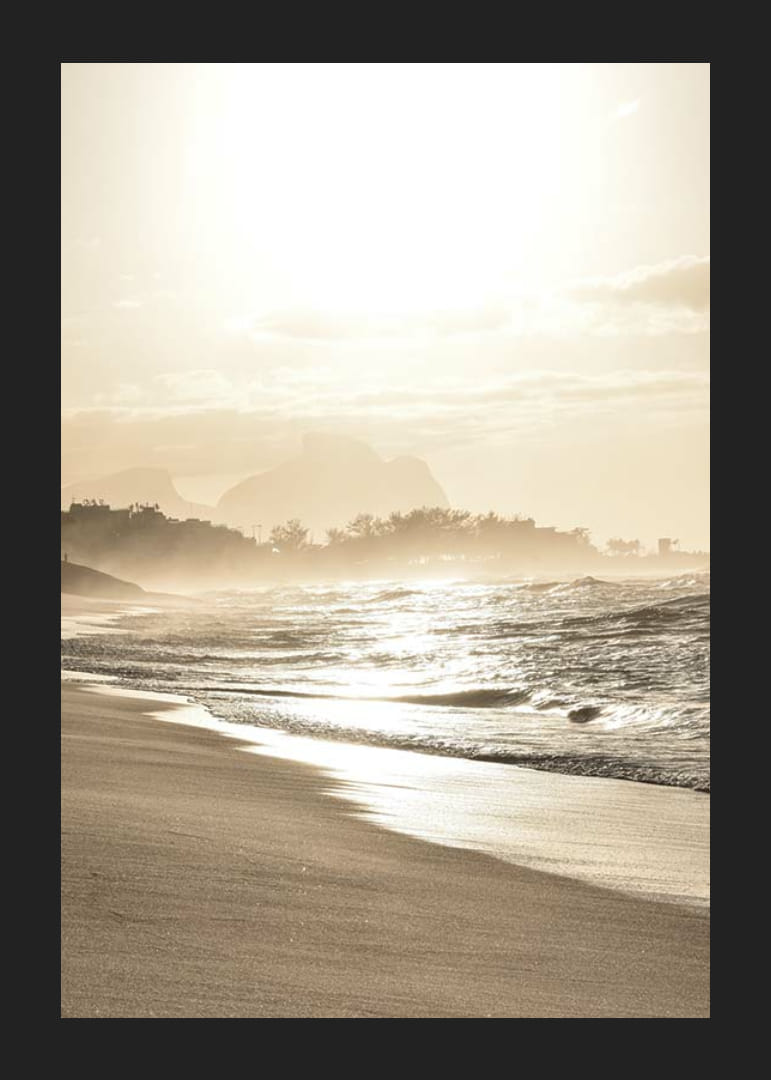 Fotografická pobrežná krajina s plážou, morom a protisvetlom v teplých tónoch-12