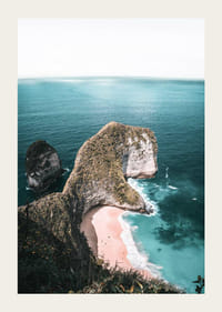 Türkizkék tenger és homokos tengerpart melletti szikla fotómotívuma-3