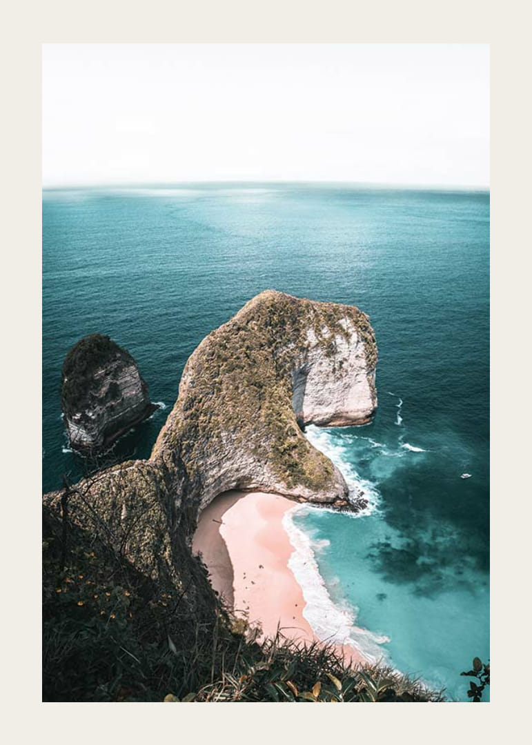 Türkizkék tenger és homokos tengerpart melletti szikla fotómotívuma-12