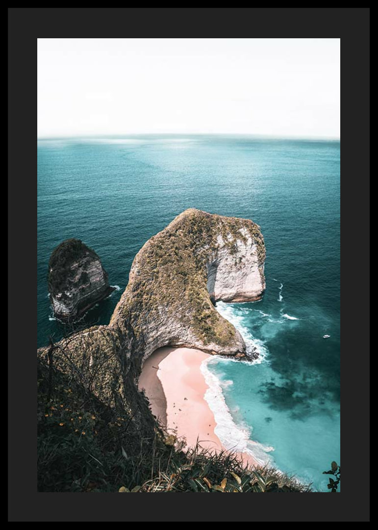 Fotografiskt motiv av klippa vid turkost hav och sandstrand-12