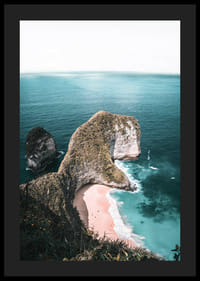 Türkizkék tenger és homokos tengerpart melletti szikla fotómotívuma-4