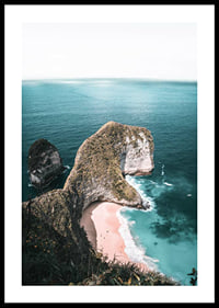 Fotografiskt motiv av klippa vid turkost hav och sandstrand-0