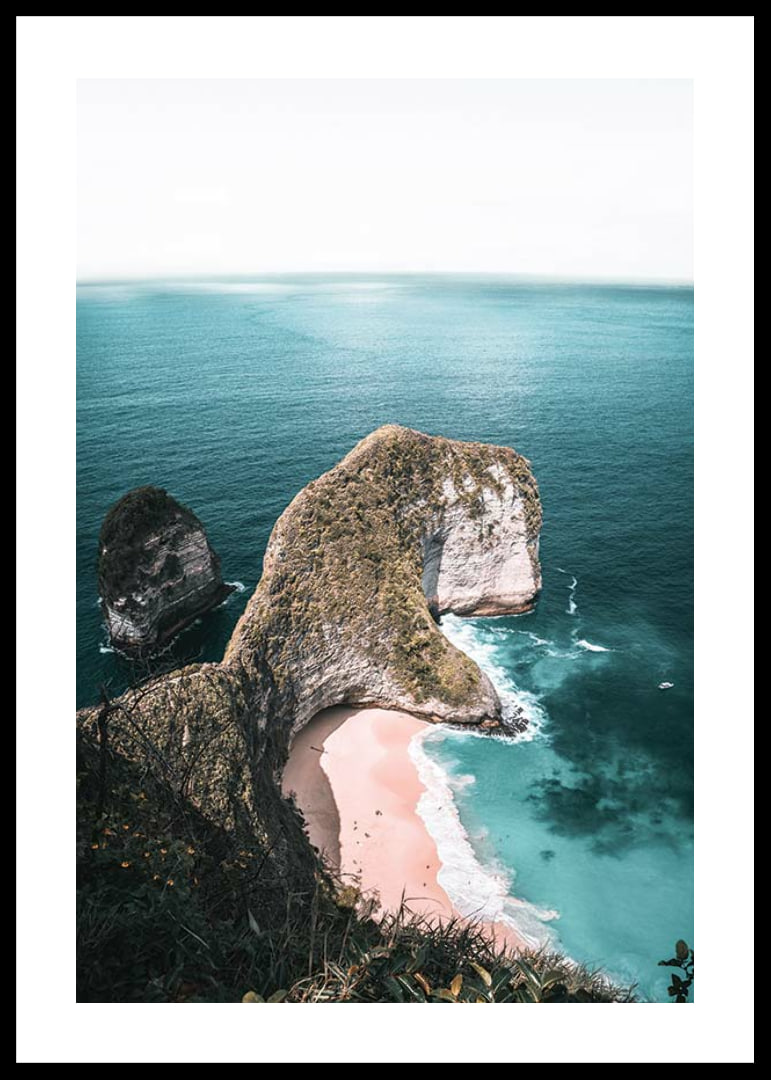 Fotografiskt motiv av klippa vid turkost hav och sandstrand-12