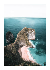 Fotografiskt motiv av klippa vid turkost hav och sandstrand-1