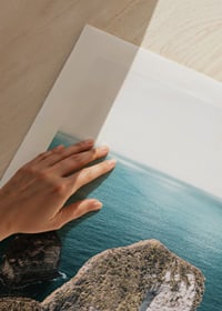Fotografiskt motiv av klippa vid turkost hav och sandstrand-9