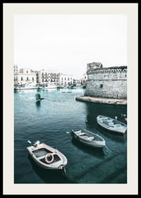 Trzy małe łódki przy kamiennym murze w porcie, odcienie niebiesko-zielone, Gallipoli-2