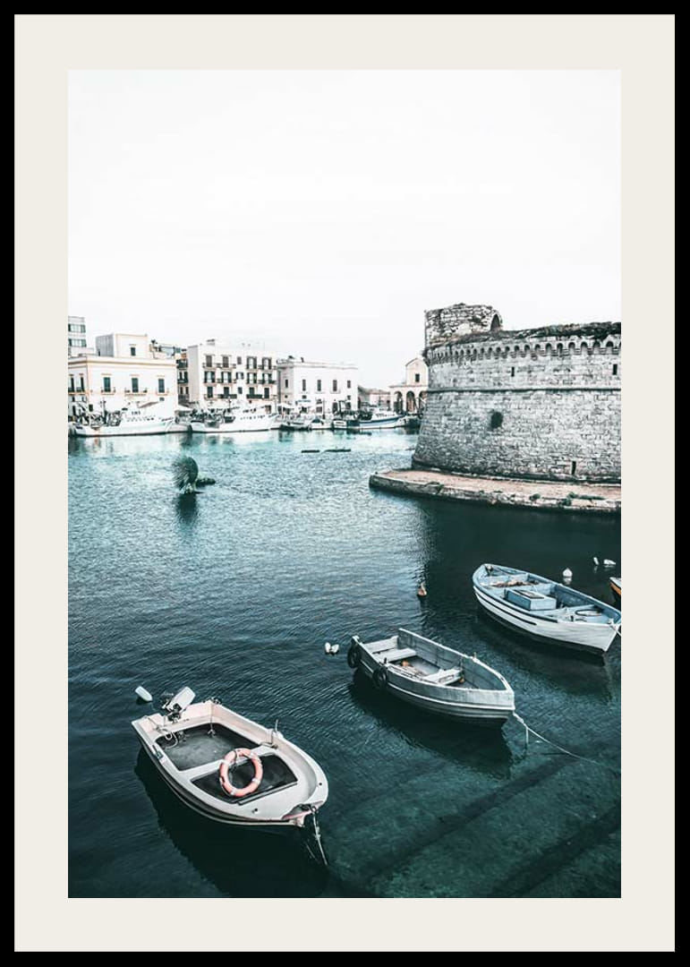 Trzy małe łódki przy kamiennym murze w porcie, odcienie niebiesko-zielone, Gallipoli-12