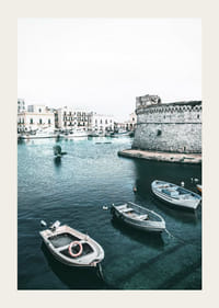 Trzy małe łódki przy kamiennym murze w porcie, odcienie niebiesko-zielone, Gallipoli-3