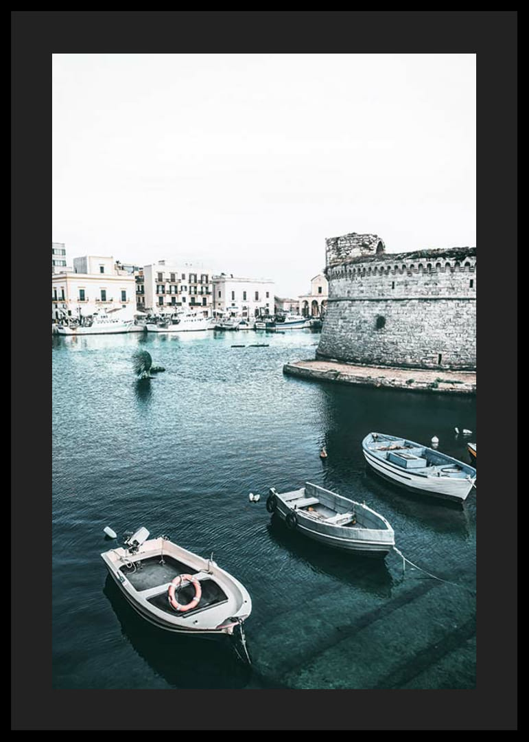 Trzy małe łódki przy kamiennym murze w porcie, odcienie niebiesko-zielone, Gallipoli-12