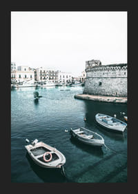 Trzy małe łódki przy kamiennym murze w porcie, odcienie niebiesko-zielone, Gallipoli-5