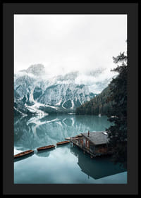 Fotografi af snedækkede bjerge, træmole og robåde på en spejlblank sø-4