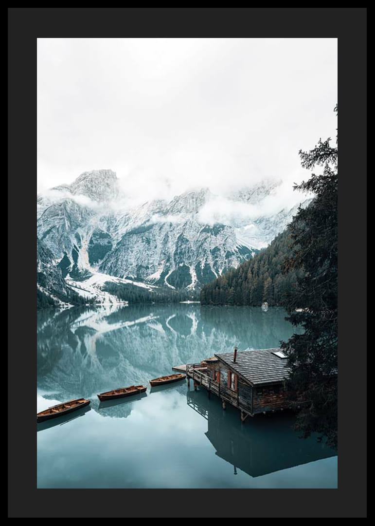 Fotografi af snedækkede bjerge, træmole og robåde på en spejlblank sø-12