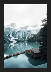 Fotografi af snedækkede bjerge, træmole og robåde på en spejlblank sø-5