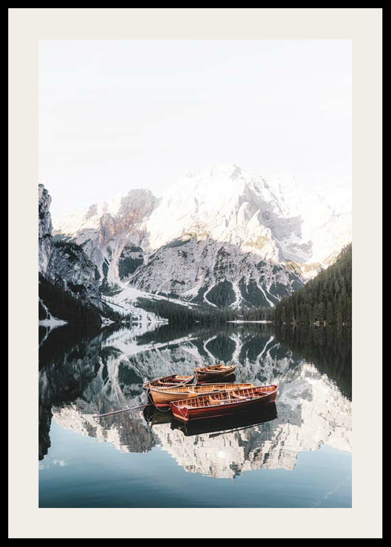 Foto aerupaatidest peegelsiledal järvel ja lumiste mägedega kaetud mägedes-12