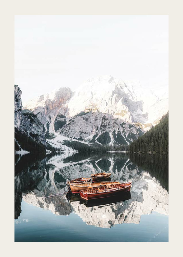 Foto aerupaatidest peegelsiledal järvel ja lumiste mägedega kaetud mägedes-12