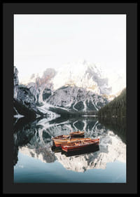 Foto aerupaatidest peegelsiledal järvel ja lumiste mägedega kaetud mägedes-4