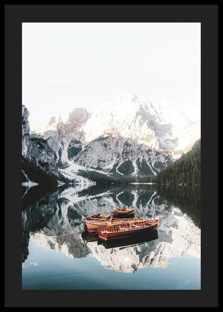 Foto aerupaatidest peegelsiledal järvel ja lumiste mägedega kaetud mägedes-12