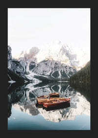 Foto aerupaatidest peegelsiledal järvel ja lumiste mägedega kaetud mägedes-5