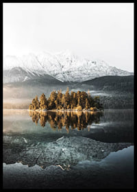 Fotografía de una pequeña isla boscosa en un lago cristalino con montañas cubiertas de nieve.-6