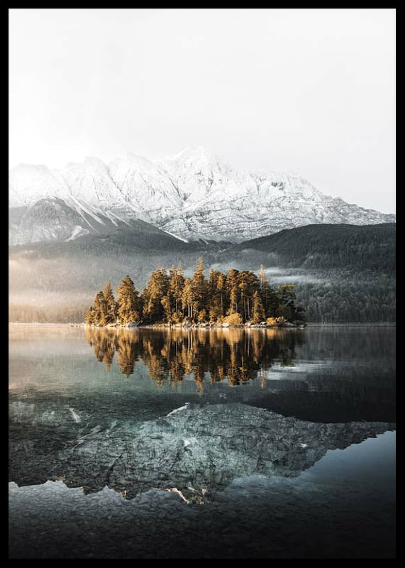 Fotografía de una pequeña isla boscosa en un lago cristalino con montañas cubiertas de nieve.-12