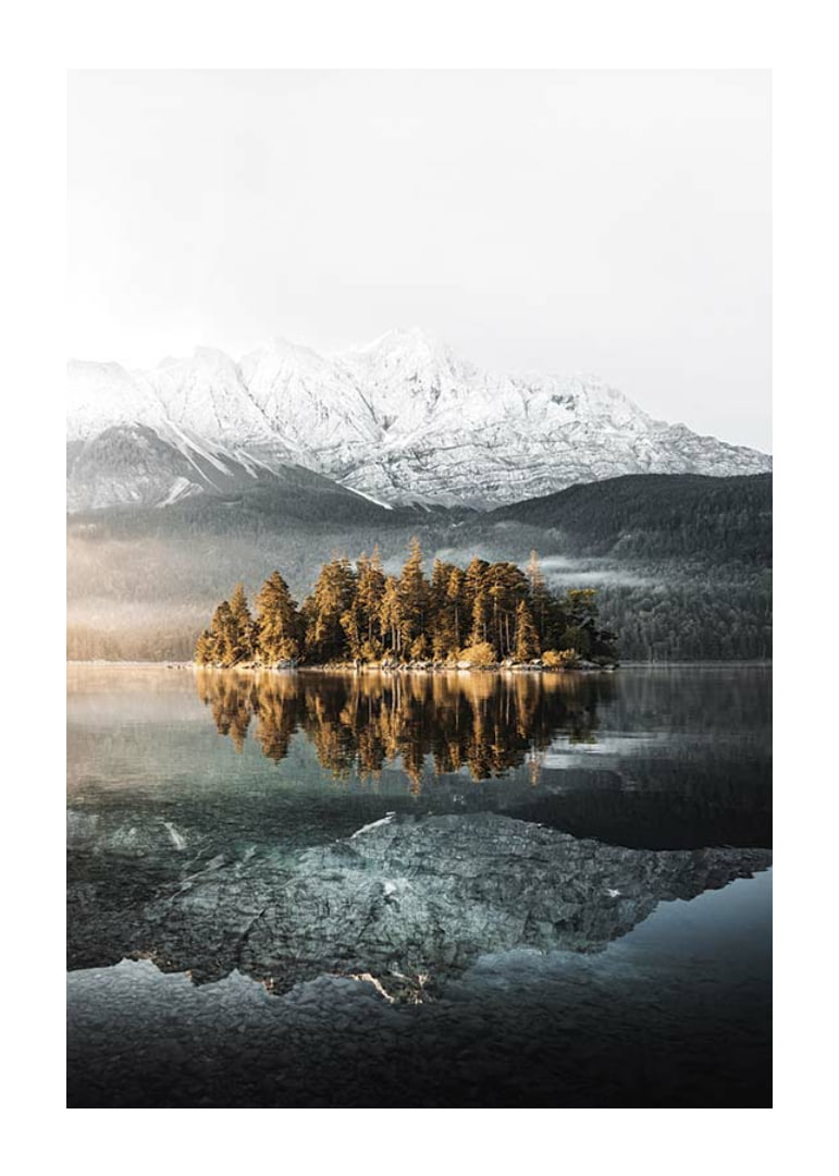 Fotografía de una pequeña isla boscosa en un lago cristalino con montañas cubiertas de nieve.-12