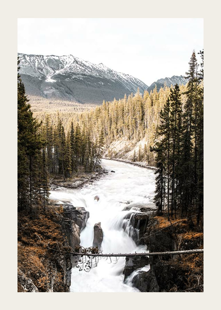 Fotografie cu o cascadă cu pădure de pini și munți acoperiți de zăpadă-12