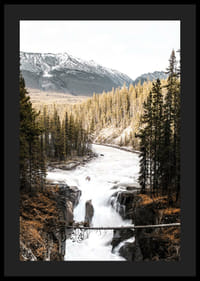 Fotografie cu o cascadă cu pădure de pini și munți acoperiți de zăpadă-4