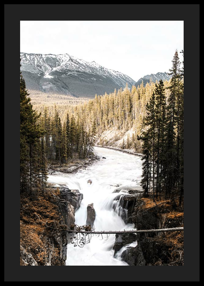 Fotografie cu o cascadă cu pădure de pini și munți acoperiți de zăpadă-12