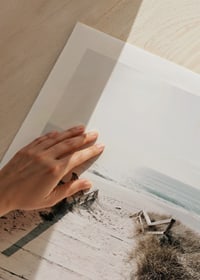 Fotografi av trätrappa mot sandstrand och soligt hav-9
