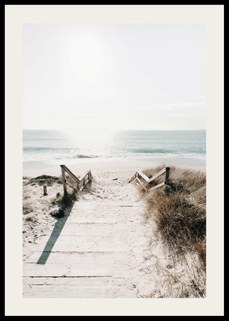 Fotografi av trätrappa mot sandstrand och soligt hav-12