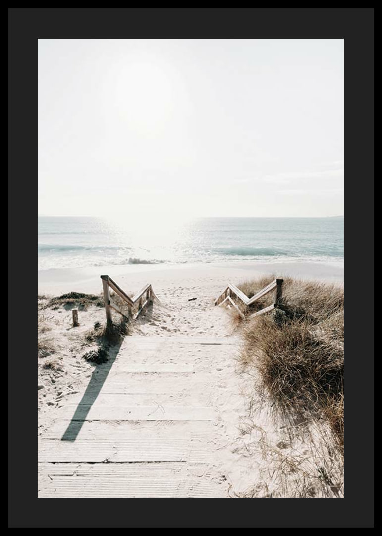 Fotografi av trätrappa mot sandstrand och soligt hav-12