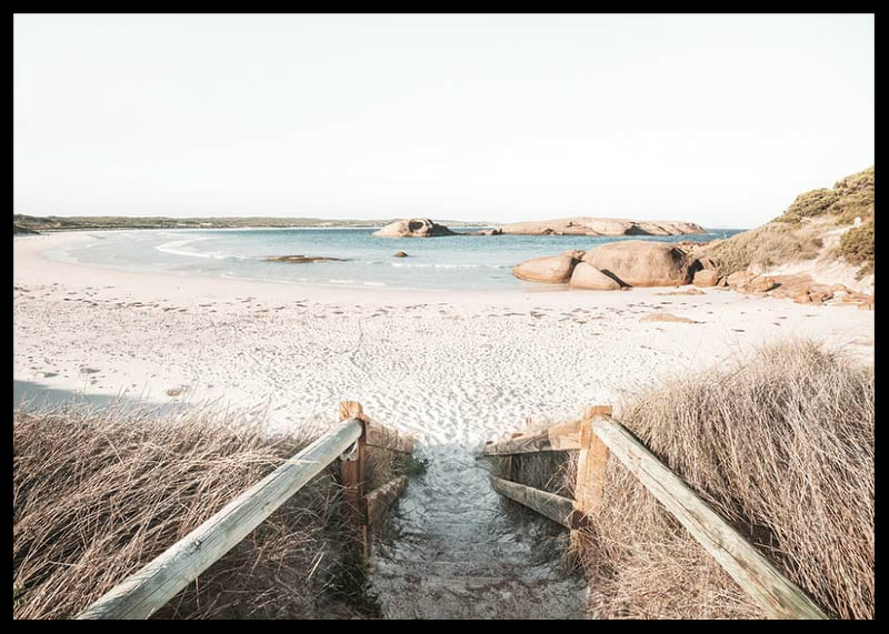Fotografi av trappa ner till ljus sandstrand med hav och klippor-12
