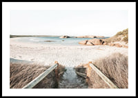 Fotografi av trappa ner till ljus sandstrand med hav och klippor-0