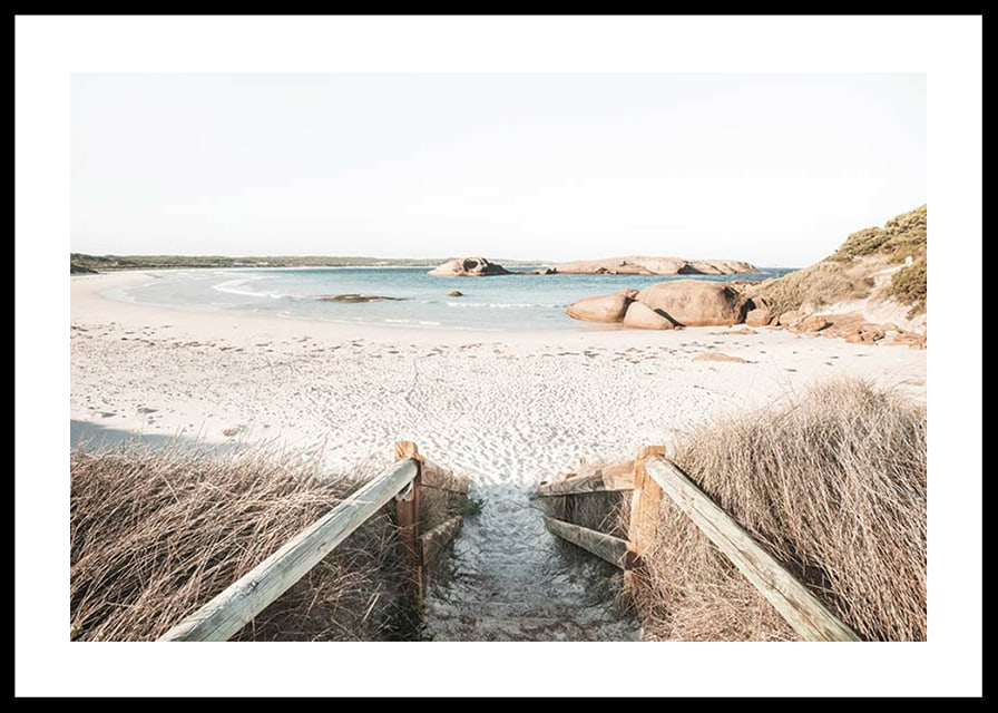 Fotografi av trappa ner till ljus sandstrand med hav och klippor-12