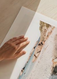 Fotografi av trappa ner till ljus sandstrand med hav och klippor-9