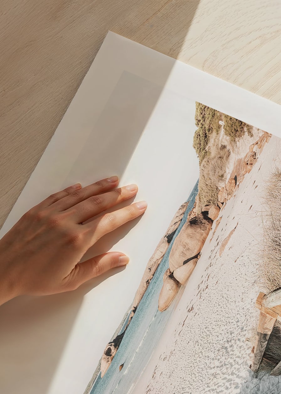 Fotografi av trappa ner till ljus sandstrand med hav och klippor-12