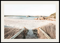 Fotografi av trappa ner till ljus sandstrand med hav och klippor-2